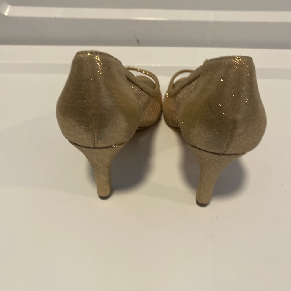 Classy I. Miller Elegant Gold Mesh Peep-Toe Heels, classic, vintage inspired - Picture 4 of 7